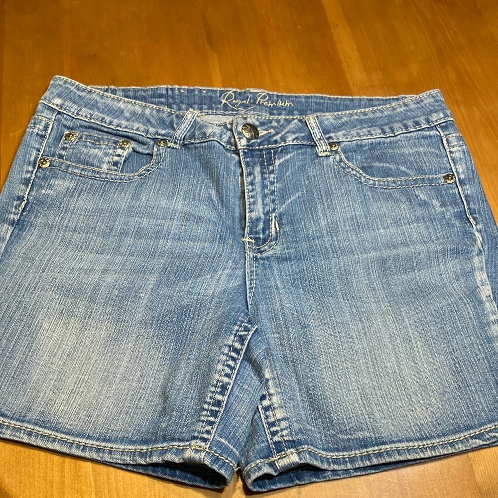 Royal Premium Short with beautiful fleur de leis design on back pocket